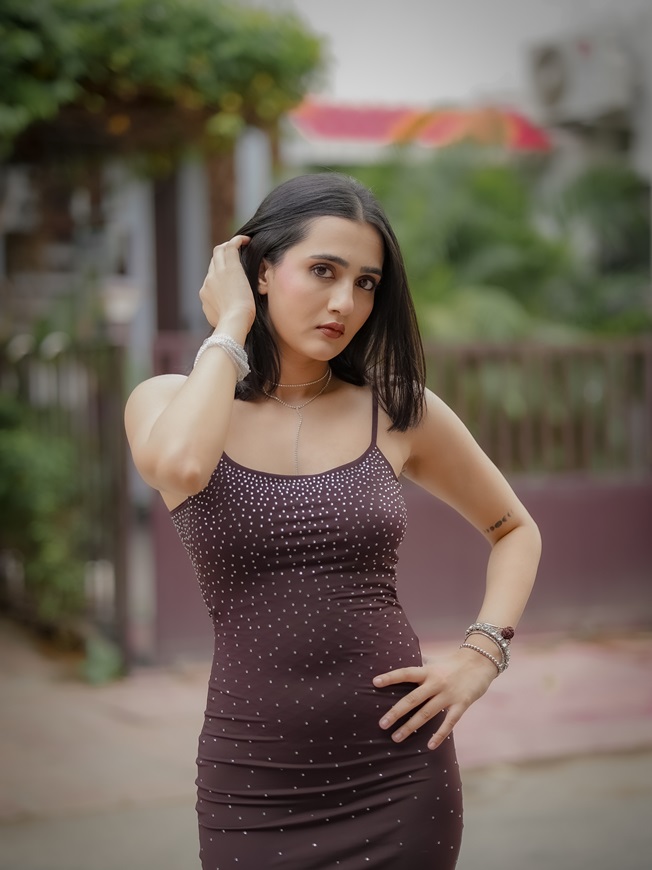 Riya Mavi का ग्लैमरस अंदाज वायरल, नई तस्वीरों में दिखा स्टाइलिश अवतार 3 Riya Mavi