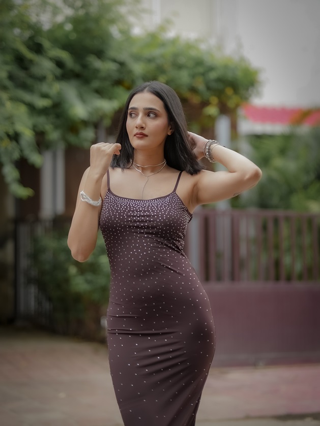 Riya Mavi का ग्लैमरस अंदाज वायरल, नई तस्वीरों में दिखा स्टाइलिश अवतार 5 Riya Mavi