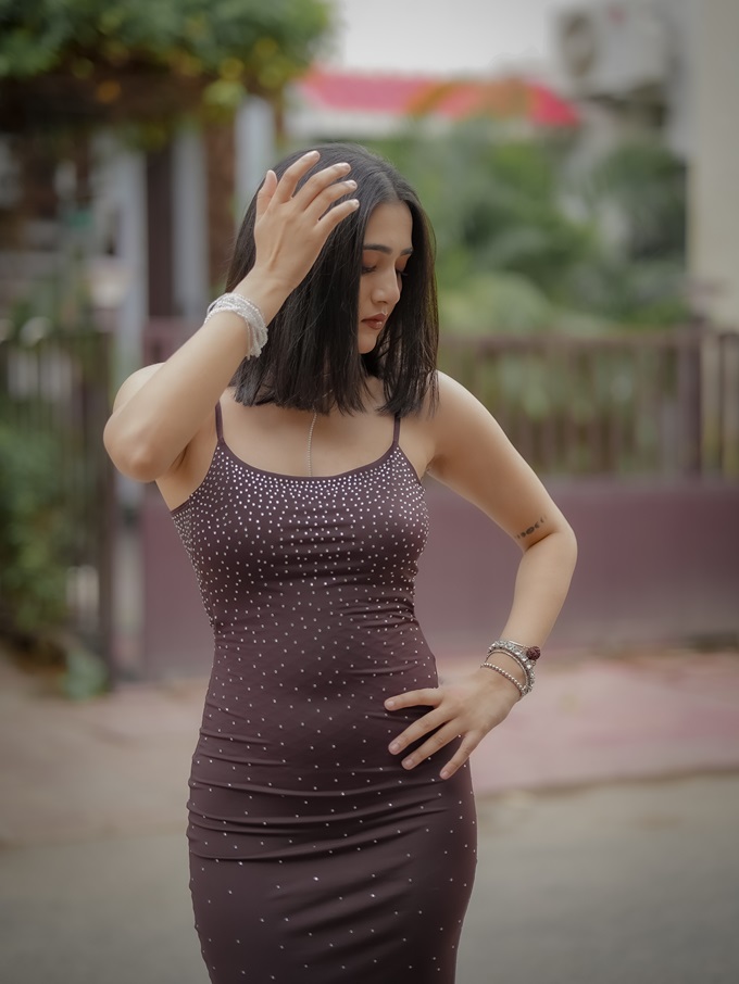 Riya Mavi का ग्लैमरस अंदाज वायरल, नई तस्वीरों में दिखा स्टाइलिश अवतार 6 Riya Mavi