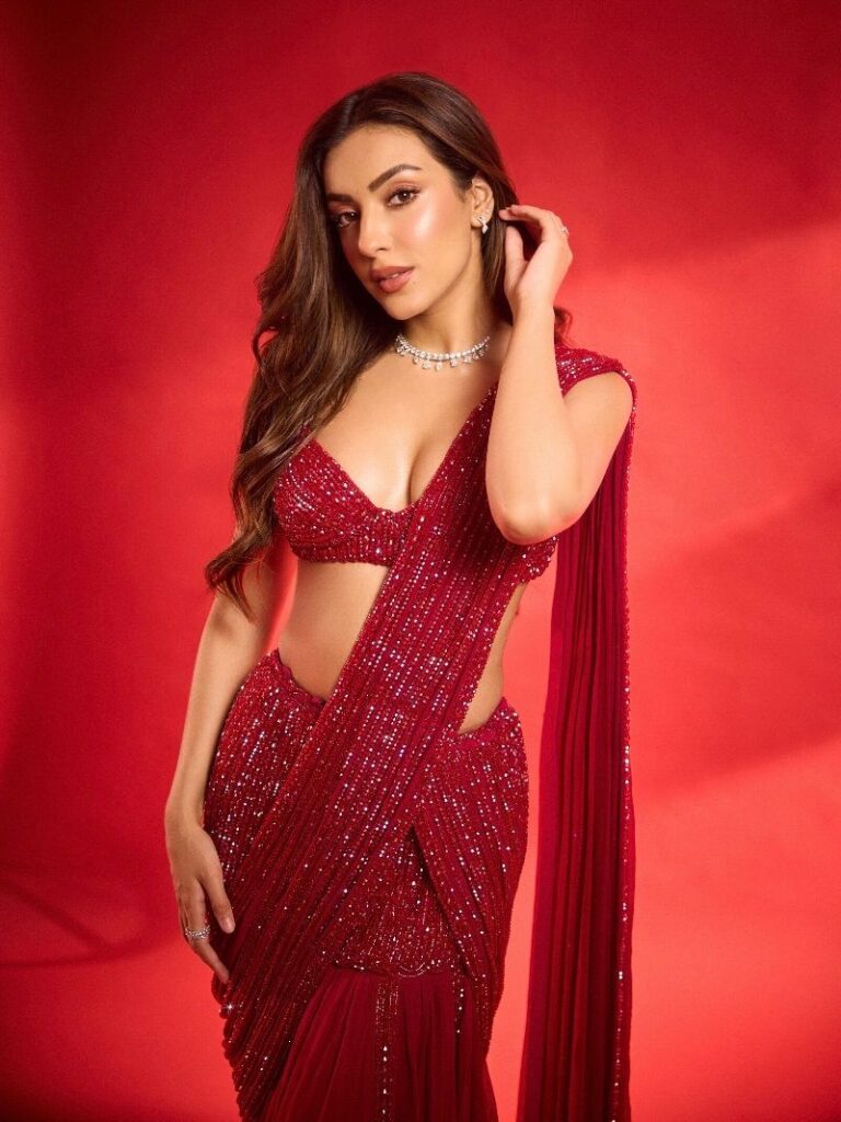 Sahher Bambba का Red Sequin Saree Look हुआ वायरल, Festive Season के लिए दिया Glamorous Fashion Inspiration 7 Sahher Bambba