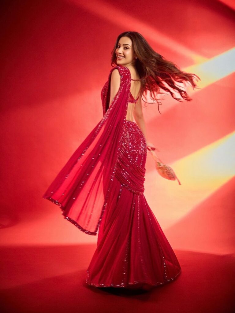 Sahher Bambba का Red Sequin Saree Look हुआ वायरल, Festive Season के लिए दिया Glamorous Fashion Inspiration 2 Sahher Bambba