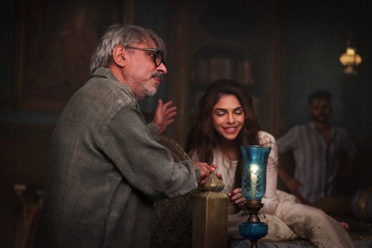 Sharmin Segal Birthday: 31 की हुईं Actress, Heeramandi से Malaal तक ऐसा रहा Career 2 Sharmin Segal with Sanjay Leela Bhansali