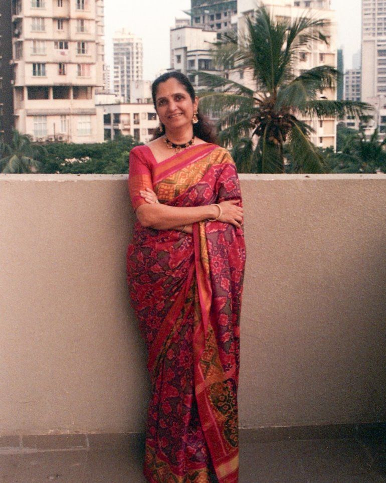 Sharvari Wagh ने मां की पुरानी Patola Saree को दिया नया अंदाज, इमोशनल हुईं एक्ट्रेस; जानें क्या है खास 2 Sharvari Wagh - Mother