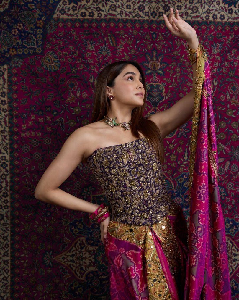 Sharvari Wagh ने मां की पुरानी Patola Saree को दिया नया अंदाज, इमोशनल हुईं एक्ट्रेस; जानें क्या है खास 6 Sharvari Wagh Patola Saree
