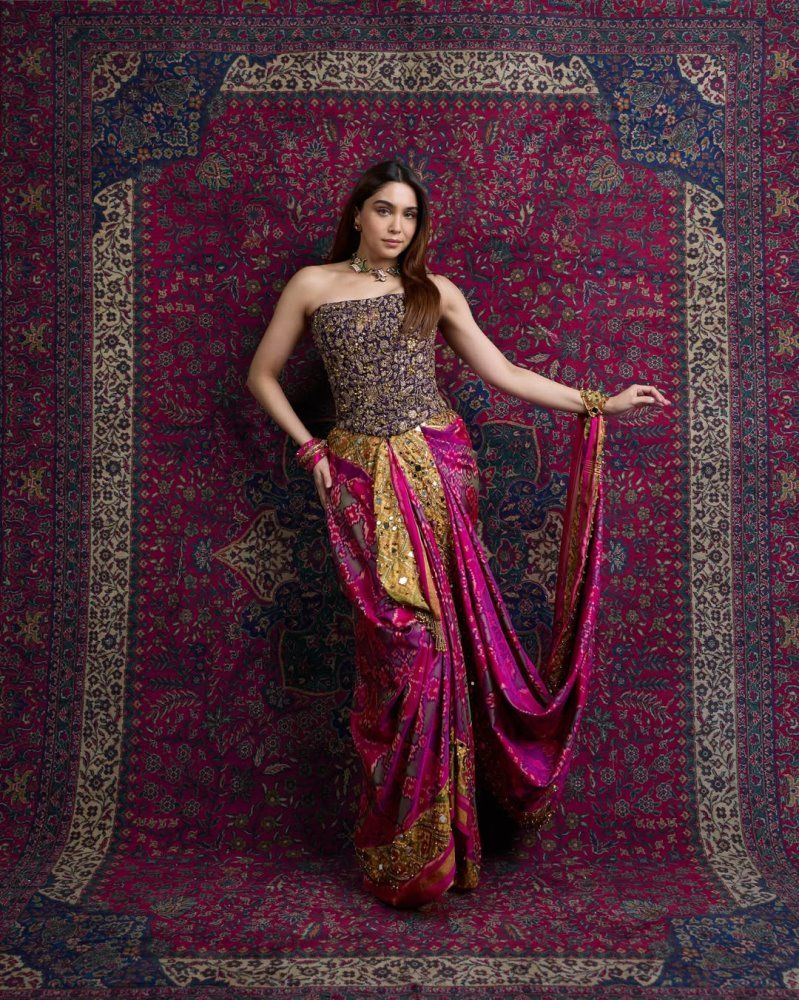 Sharvari Wagh ने मां की पुरानी Patola Saree को दिया नया अंदाज, इमोशनल हुईं एक्ट्रेस; जानें क्या है खास 4 Sharvari Wagh - Patola Saree