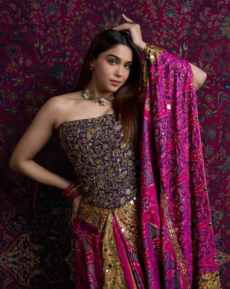 Sharvari Wagh ने मां की पुरानी Patola Saree को दिया नया अंदाज, इमोशनल हुईं एक्ट्रेस; जानें क्या है खास 3 Sharvari Wagh in Saree