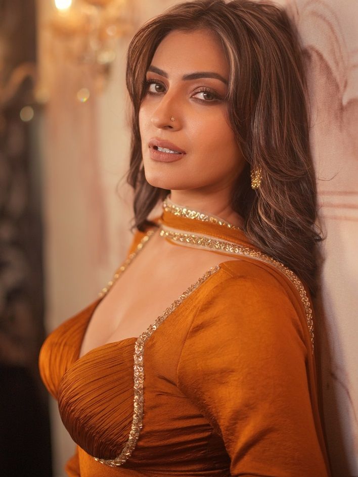 Shivangi Verma Photos: ऑरेंज लुक में छाईं एक्ट्रेस, ‘Gobhi Da Phull’ कैप्शन ने खींचा ध्यान 6 Shivangi Verma