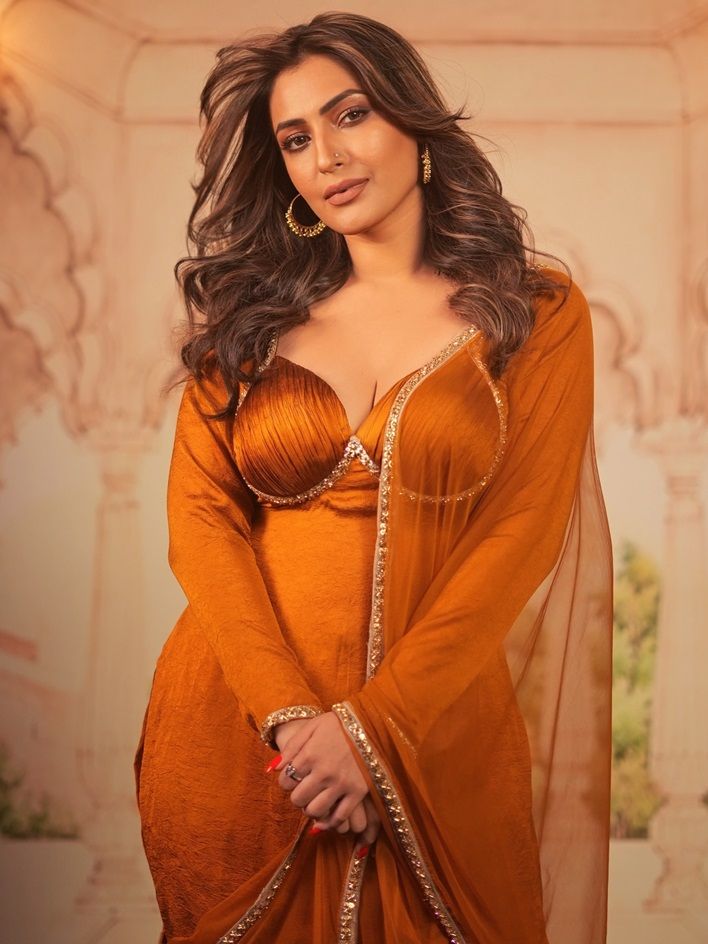 Shivangi Verma Photos: ऑरेंज लुक में छाईं एक्ट्रेस, ‘Gobhi Da Phull’ कैप्शन ने खींचा ध्यान 4 Shivangi Verma