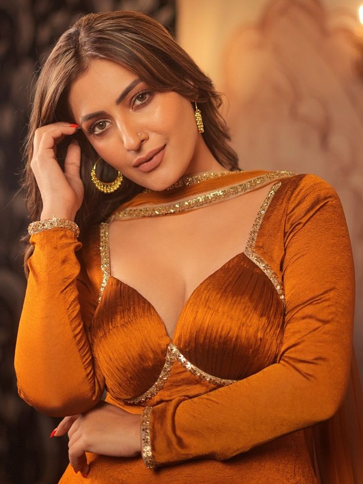 Shivangi Verma Photos: ऑरेंज लुक में छाईं एक्ट्रेस, ‘Gobhi Da Phull’ कैप्शन ने खींचा ध्यान 5 Shivangi Verma