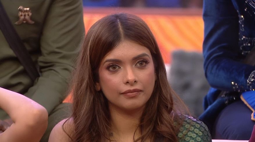Srishti Vyakaranam ने Bigg Boss Telugu 10 में मारी Entry, Shah Rukh Khan संग पुराना Video भी हुआ Viral 4 Srishti Vyakaranam - Bigg Boss Telugu 10