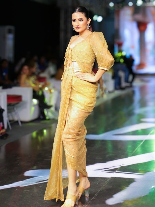 Tashveen Sehgal कौन हैं? जानिए मॉडल से एक्ट्रेस बनने तक का सफर 4 Tashveen Sehgal at Fashion Show
