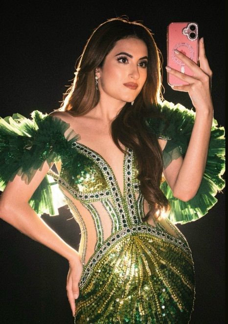 Tashveen Sehgal कौन हैं? जानिए मॉडल से एक्ट्रेस बनने तक का सफर 5 Tashveen Sehgal taking Selfie