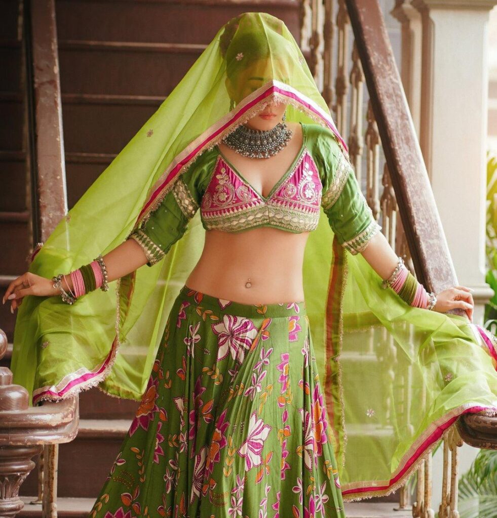 Tinaa Dattaa का Desi Glam Look, Green Lehenga और Heavy Jewellery में लगीं रॉयल 3 Tinaa Dattaa