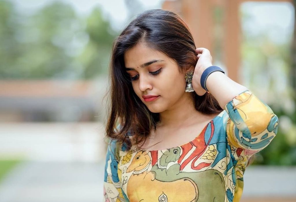 The Traitors Telugu: कौन हैं Varsha D'Souza? ‘Backbenchers’ से Reality Show तक ऐसा रहा Actress का सफर 5 Varsha D'Souza