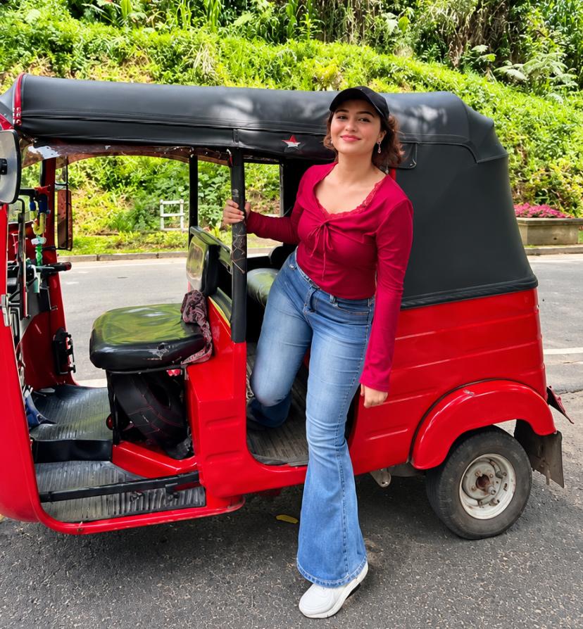 Varsha Rekhate ने दिखाया Ambuluwawa Tower का रोमांचक सफर, बोलीं- “I Was Scare AF” 3 Varsha Rekhate in Red Tuk-Tuk