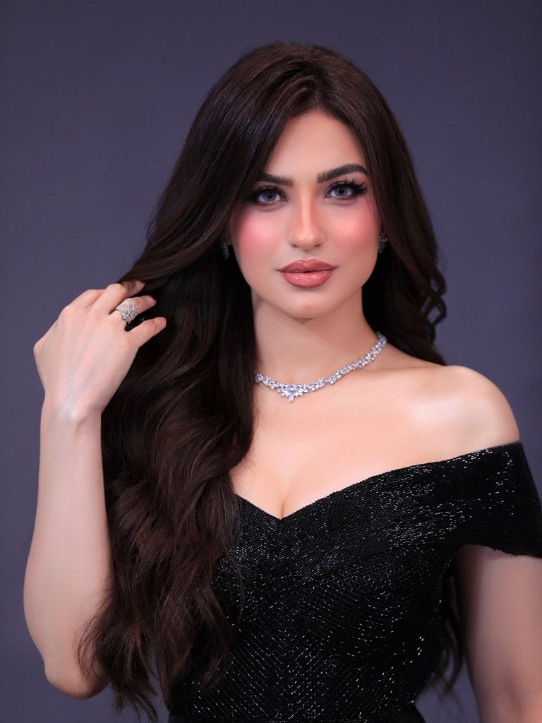 Yasmin Ezz ने The Best Awards 2026 में जीते दो बड़े सम्मान, Black Gown Look ने खींचा ध्यान 3 Yasmin Ezz