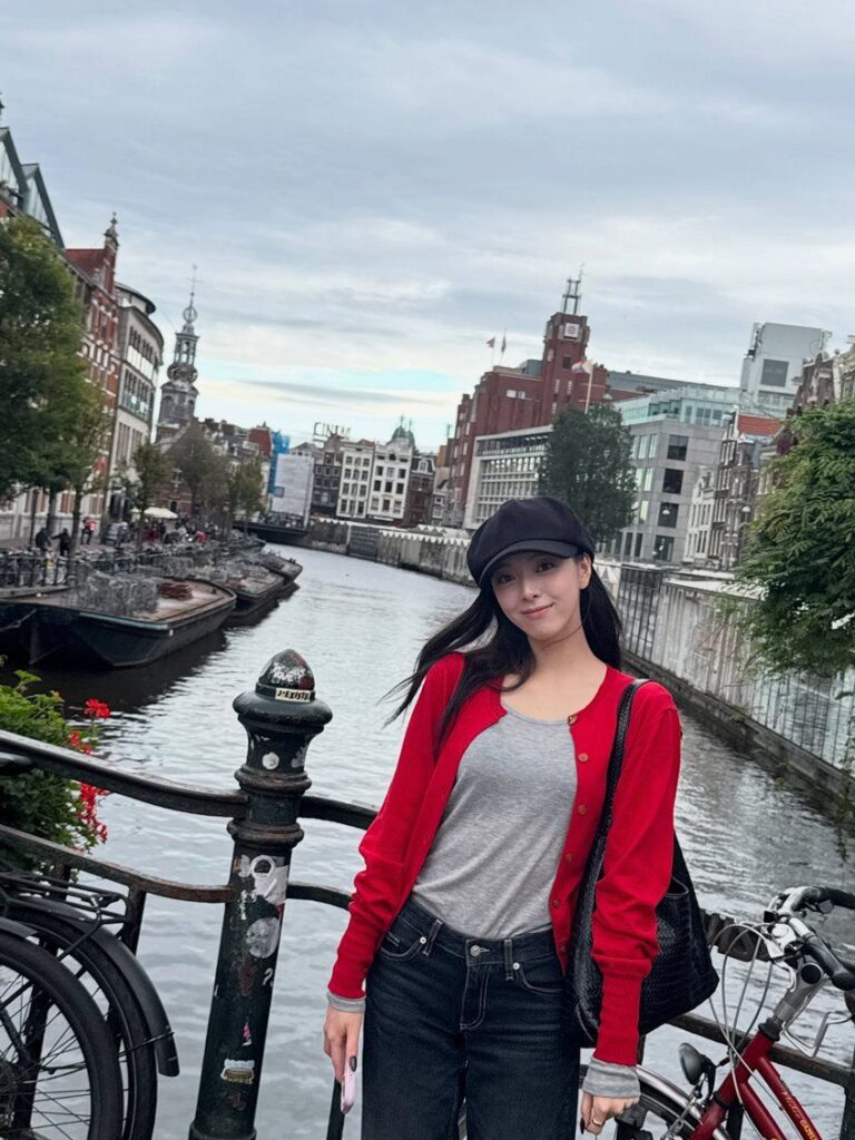 ITZY Yuna Amsterdam Photos: Red Cardigan और Black Cap में दिखीं Yuna, शेयर कीं Cute Photos 2 Yuna (Itzy) in Amsterdam
