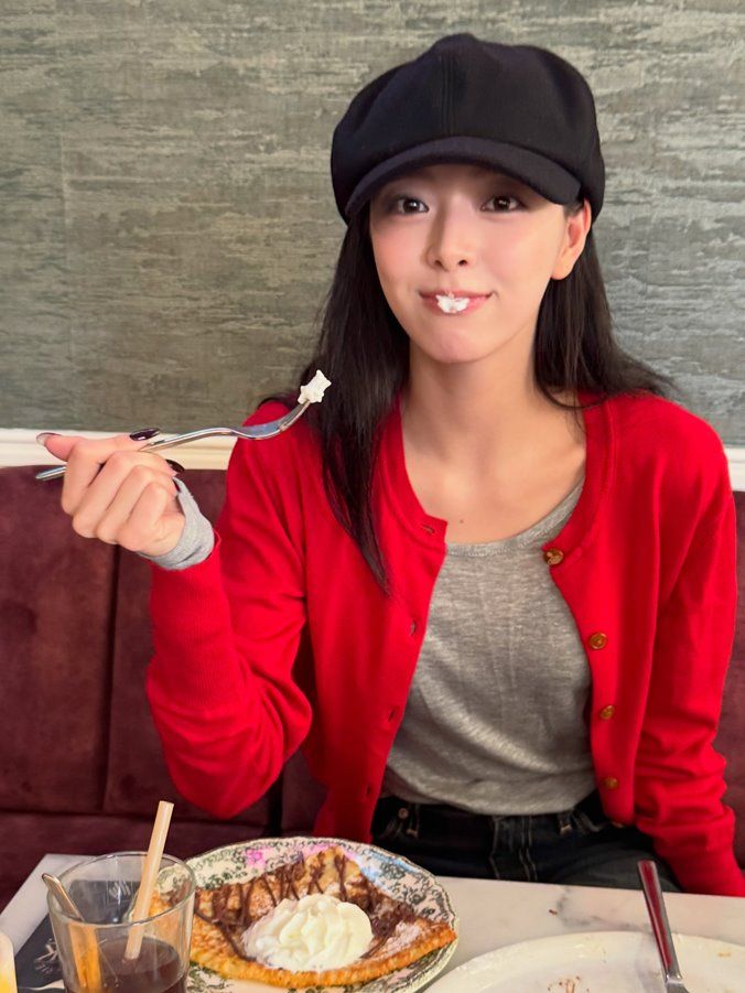 ITZY Yuna Amsterdam Photos: Red Cardigan और Black Cap में दिखीं Yuna, शेयर कीं Cute Photos 3 Yuna (Itzy) looking cute while eating
